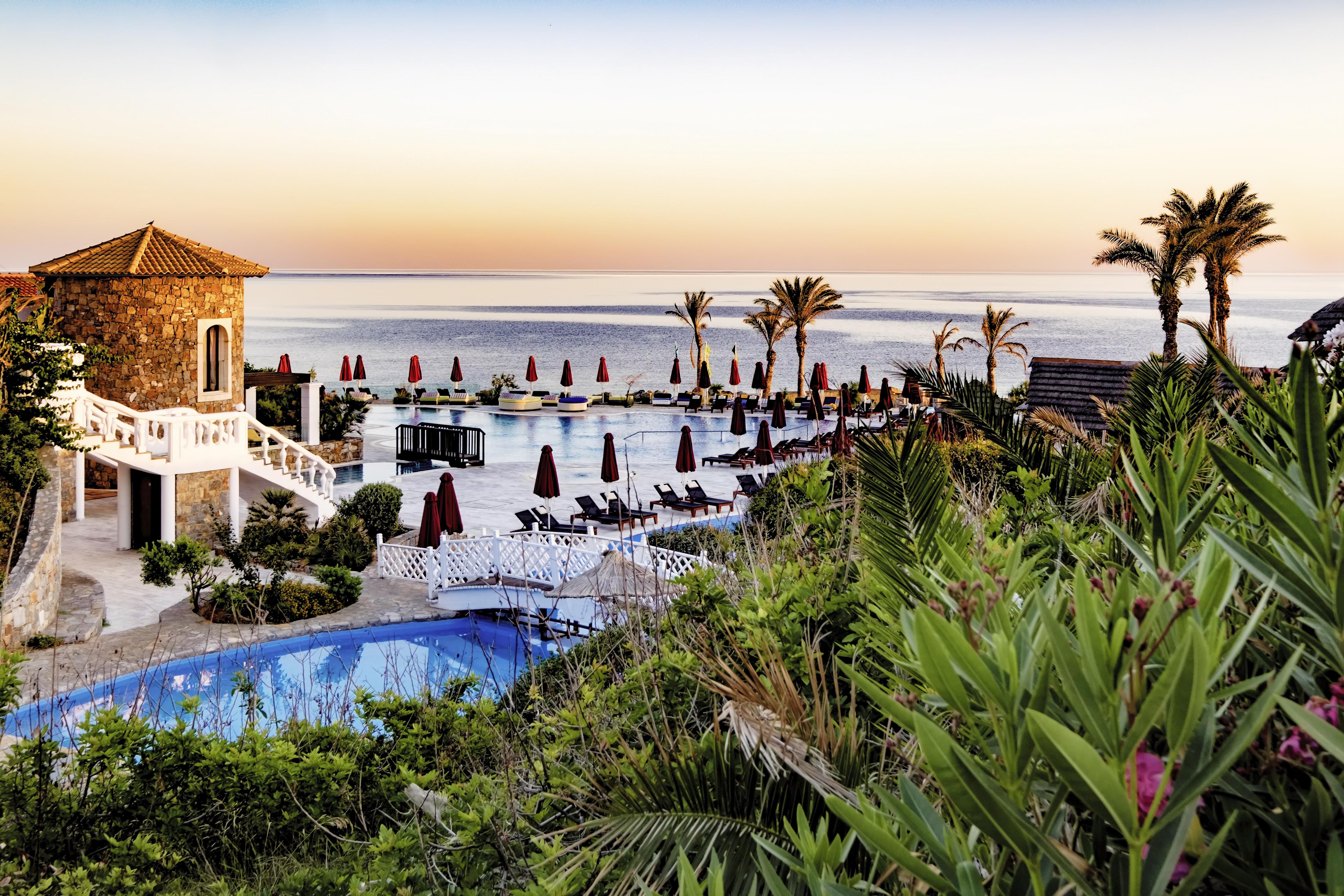 Minos Imperial Luxury Beach Resort & Spa Milatos Extérieur photo The resort at sunset