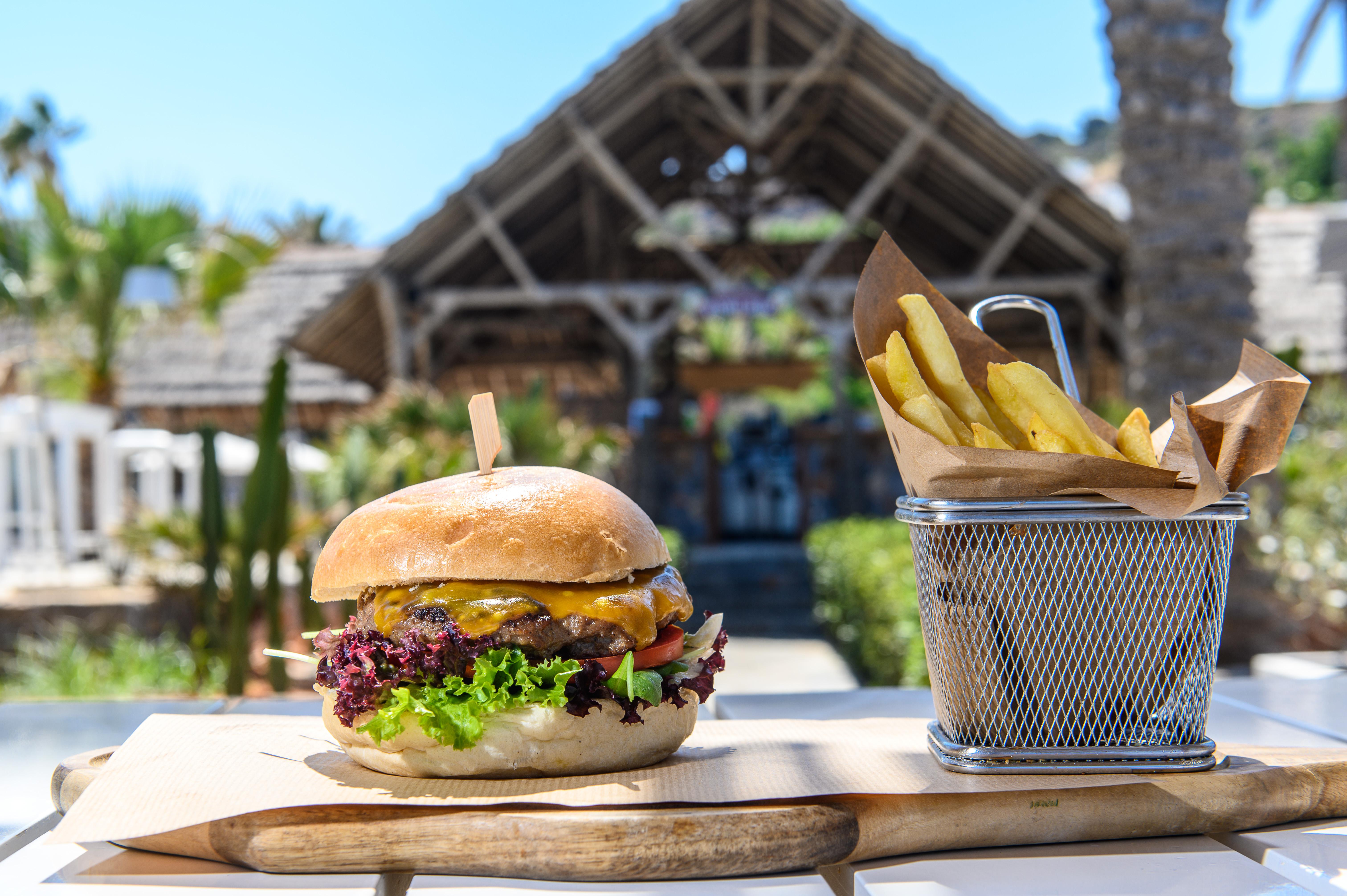 Minos Imperial Luxury Beach Resort & Spa Milatos Extérieur photo A cheeseburger and chips